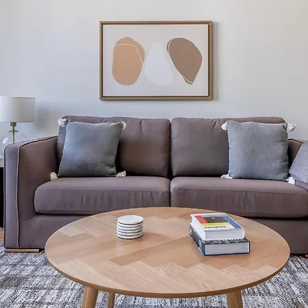 Comfortable In Downtown For 4 People Apartment *